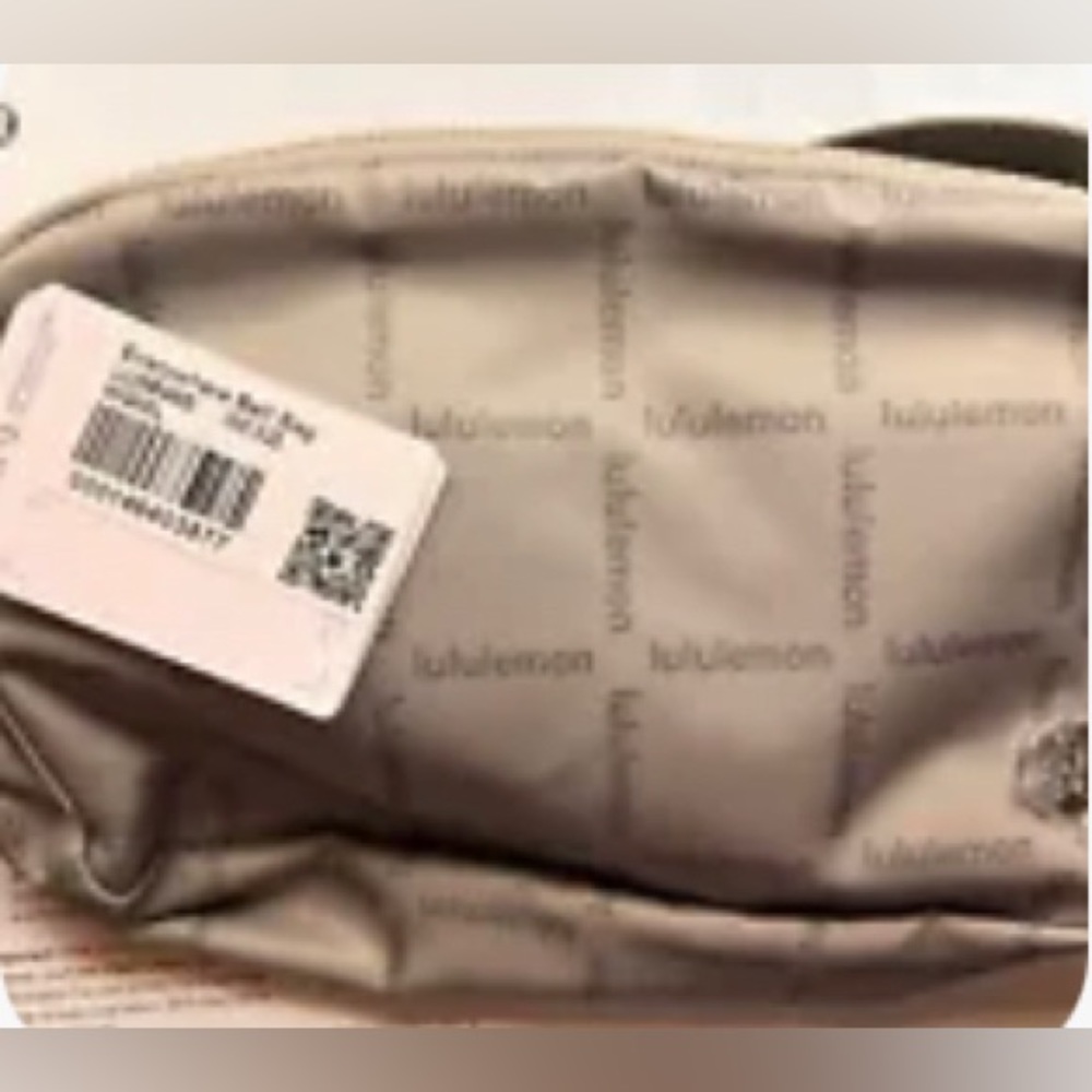 LULULEMON Everywhere Belt
BagWordmark Grid Mini Raw Linen 1 Lt